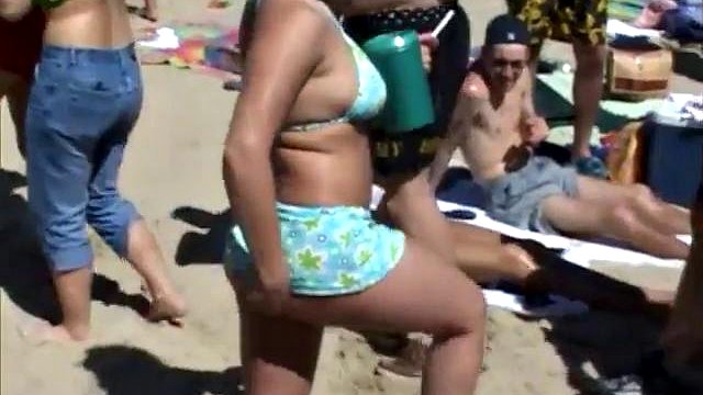 Azgın kızlar sahilde üstlerini çıkarıyor: Büyük Göğüsler, Amatör ve Bebek Pornosu