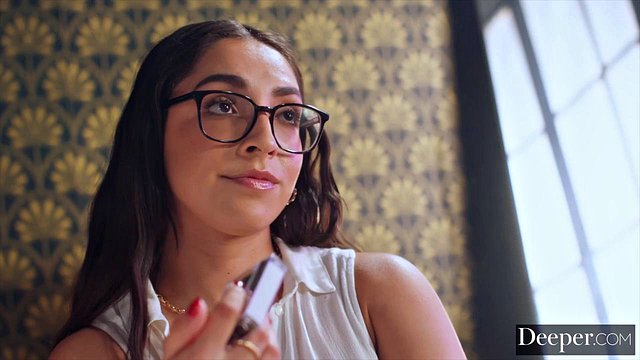 Plus profond. Madison Wilde, une étudiante coquine, se fait associer par deux énormes bites : porno
