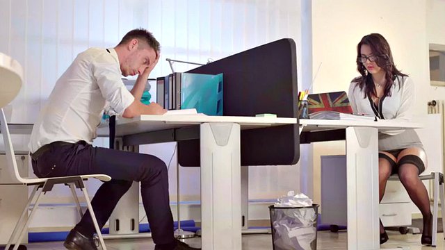 Una bellezza erotica da ufficio cavalca il cazzo del collega prima del pompino