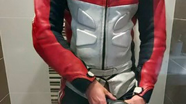 Motociclista in pelle scopa e riempie di sperma gli stivali da combattimento
