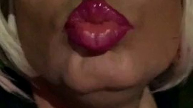 POTREBBE ESSERE IL JOI PIÙ CALDO DI SEMPRE Sissy troia nel mezzo di un bordello