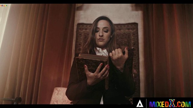 MIXEDX Die hübsche Amirah Adara fickt Zazie Skymm mit einem Strap-On, bevor sie ihre Muschi isst