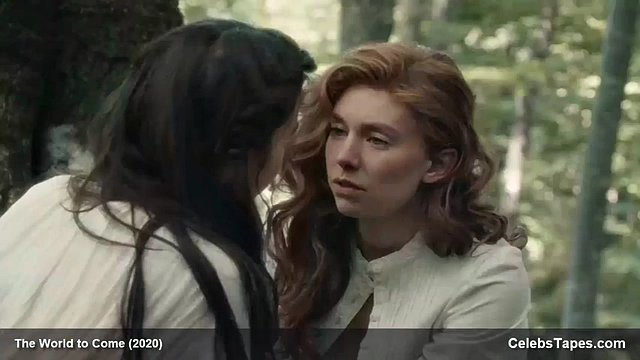 Sesso lesbo nudo in topless con Vanessa Kirby con Katherine Waterston