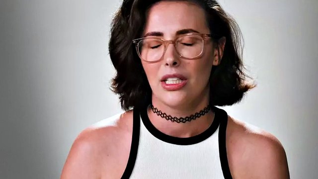 Casting solo nerdy babe masturbates her pussy until orgasm