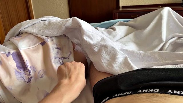 "Non, tu ne mettras pas ta bite dans ma chatte, c'est pour ton père, mais mon cul au contraire..." Belle-mère partage le lit avec son beau-fils