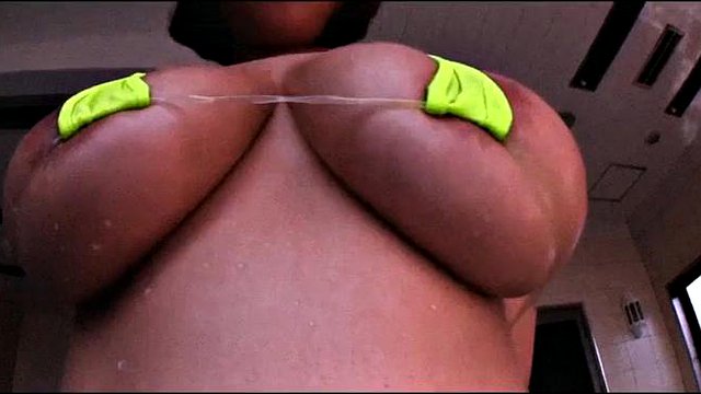 Shiori Tsukada: Ukázání zeleného Slingkiniho a tápání na bazén. ft. Tsukada Shiori: porno