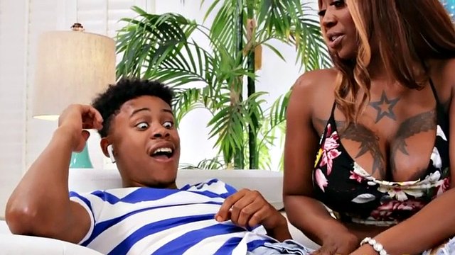 Curvy Nubian maid enjoys facesit while nailed by little man