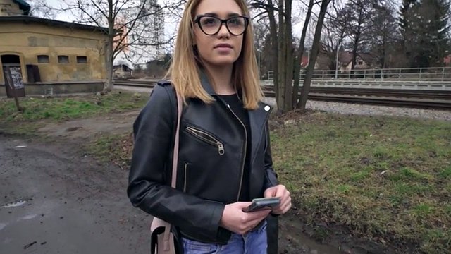 Una ragazza amatoriale ceca scopata in una cosa a quattro dall'agente sessuale al casting