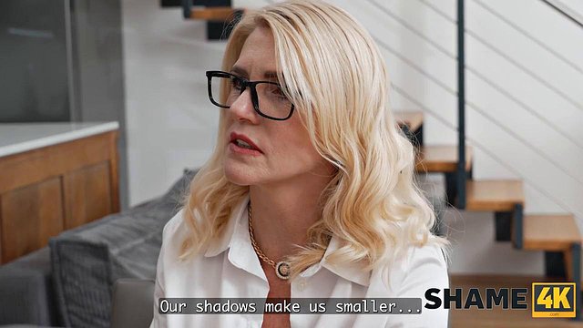 Bruno Baxter během nedbalého kouření stříká silnými výstřiky do nepořádných úst Laury Luxury