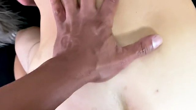 Hypnotisierte heiße POV-Nahaufnahme ohne Sattel von hartem Schwanz ihres Freundes