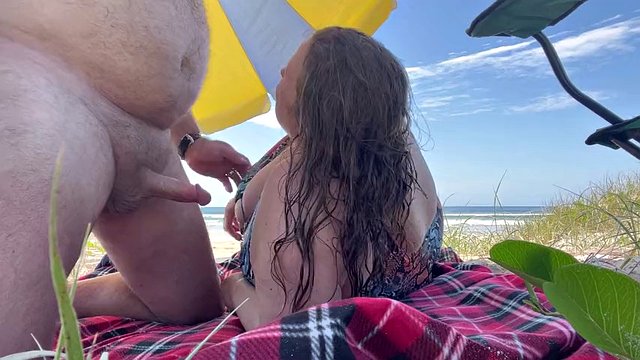 Fukbunnies en una playa pública con un voyeur mirando y masturbándose