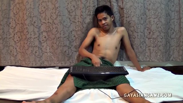 Marcon is a cute Asian boy next door who loves gay sex live on webcam. He loves to entertain horny guys like himself by performing solo cybersex for filthy old men who enjoy watching Asian gay boys jerk off.