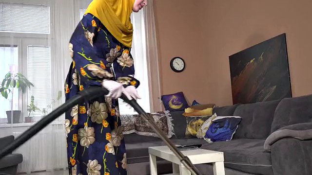 She is too lazy – Muslim cleaning woman