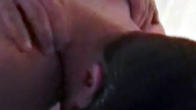 Deutscher schwuler Amateur bläst und fickt ohne Kondom zu dritt