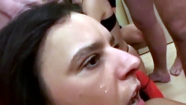 incredibile azione di gangbang per due donne amanti della sborra