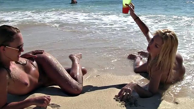 دختران برهنه در ساحل