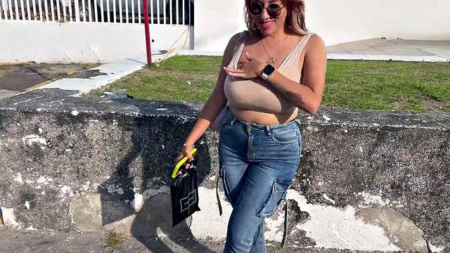 Die mexikanische MILF Letzy Lizz mit ihren riesigen Naturtitten macht einen Ausflug in den Sexshop
