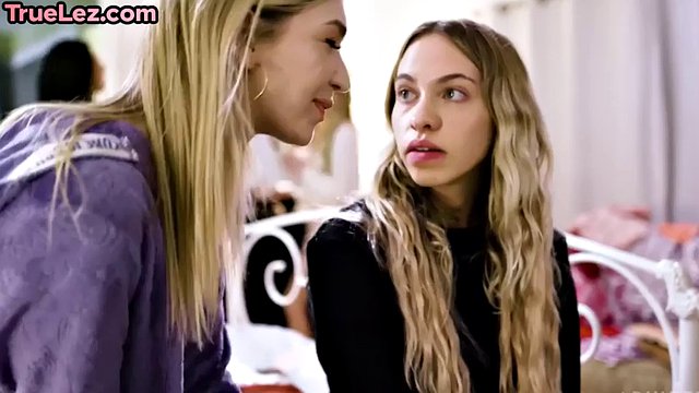Adolescente lesbica con tette piccole si diverte a leccare la figa bagnata e a sditalinarla