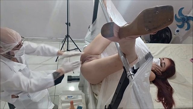يستخدم طبيب أمراض النساء السري غشًا باستخدام هلام مخدر مع مريض جديد تمامًا