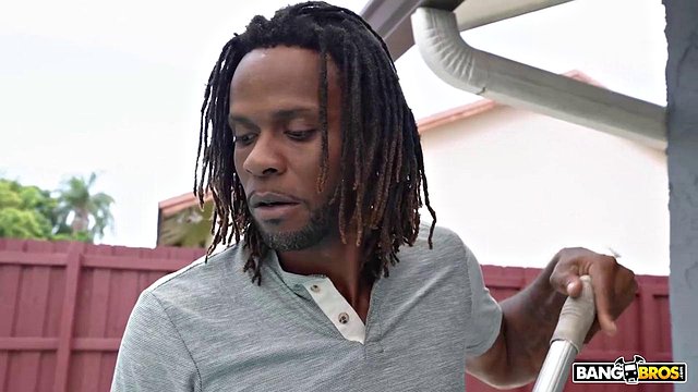 BANGBROS - Η Rissa May δείχνει τα τέλεια φυσικά βυζιά της και μετά προσκαλεί τον τύπο της πισίνας να πάρει μια γεύση
