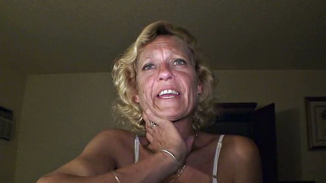 Hard Knox, salope, pute à tête de dinosaure, suceuse de bite, mamie du ghetto, voix de méchante, bec, fumeuse !