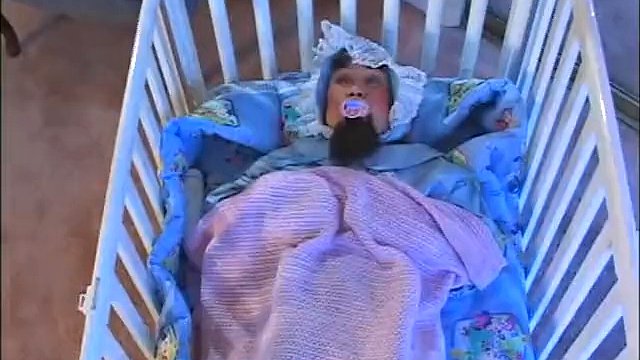 anão se arruma e seduz babá para sexo anal
