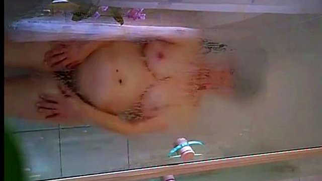 Mamas toller Körper in der Dusche ausspioniert