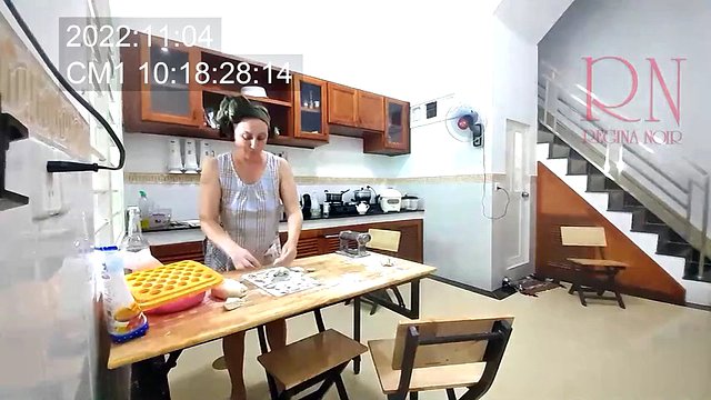 Mantı zamanı! Otelin mutfağında çıplak hizmetçi çalışıyor. ahlaksız hizmetçi külot olmadan mutfakta çalışır
