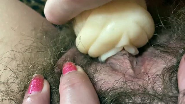 enorme clitoride falso vagina masturbazione ravvicinata orgasmo bagnato feticcio peloso