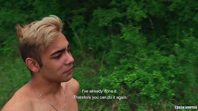 Blond Twink gir slurvete blowjob utendørs