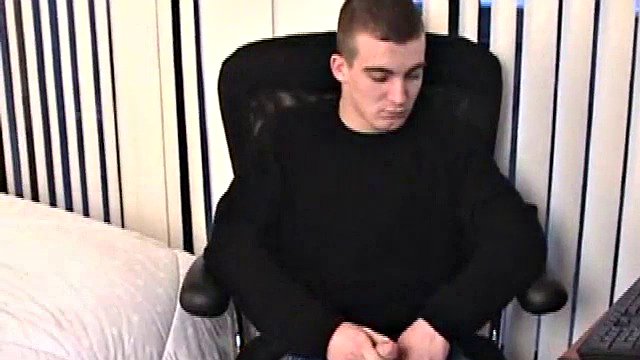 Parcheggiato davanti al suo computer, Darrell mette il suo cazzo duro nei pantaloni, prima di tirarlo fuori. Mentre guarda del porno, scopa con determinazione. Dopo un po', Darrell prende un bicchiere di vino e ci versa dentro il suo sperma caldo.