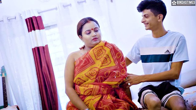 Desi Kaamwali Bai's big breasts and pussy were fucked by the owner of the house (Hindi Audio)