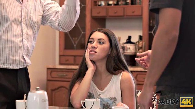 PAPÁ4K. Elígeme&comma; no el auto de tu padre&comma; o elegiré su polla: porno