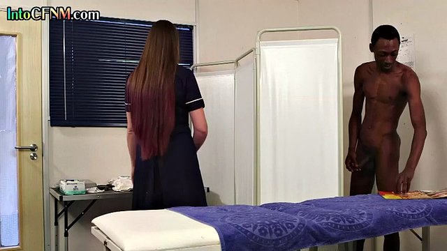 CFNM Infermiere amatoriali britanniche succhiano il pene nero in un rapporto a tre