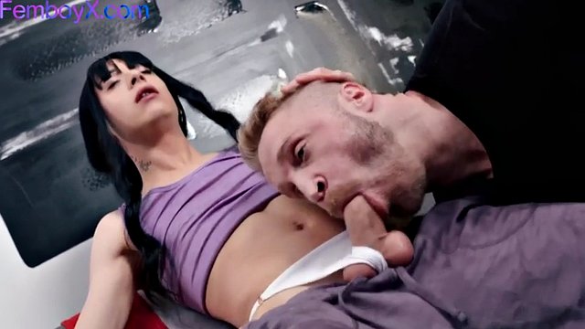 Femboy magra di 21 anni a dorso nudo dal cazzo di un atleta nel piacere anale