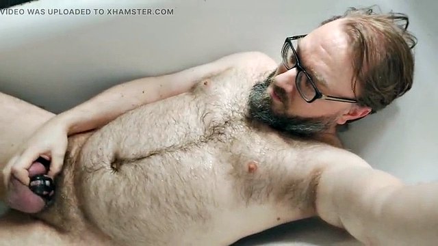 Alcuni sport acquatici di castità da solista in bagno per questo orso rinchiuso assetato di pipì