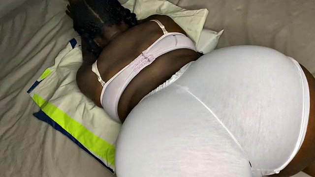 Omaira Berbatov قبل از بازی هارنس از نزدیک Cameltoe پاتریشیا Freewind را می گیرد
