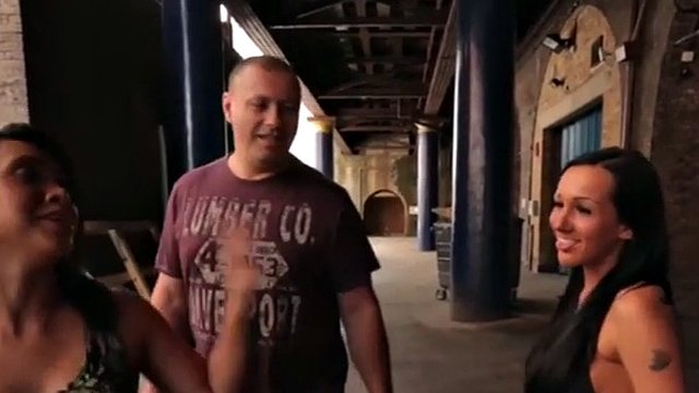 Britiske CFNM-jenter ydmyker fyr med mikropenis