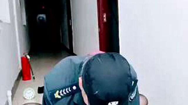 A beautiful Chinese lady showed her face and had sex with her big brother in a hotel room. She let her big brother ride on her neck and have a big mouth blowjob with a big cock, and her pink and tender pussy has no condom.