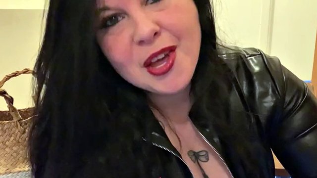Vends-ta-culotte - French mistress fetish pleasures: leather, boots, hair and feet