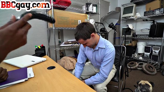 Hottie dominante de la BBC se corre en la cara del culo blanco en la oficina