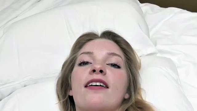 او یک بلوند 18 ساله با بیدمشکی مانند یک باکره است
