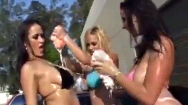 Johnny e amigos: Boquete, Cachorrinho e Cowgirl Pornô