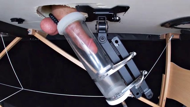 Ragazzo che immagazzina sperma con il metodo della suzione e della stimolazione del glande