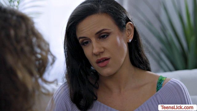زوجة بذيئة تنقع كس ابنة الزوجة