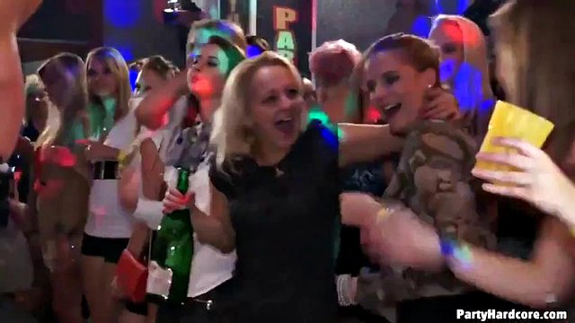 IMPREZA HARDCORE 76 (NIEKOMPLETNA): Wielkie cyce, duży tyłek i obciąganie porno