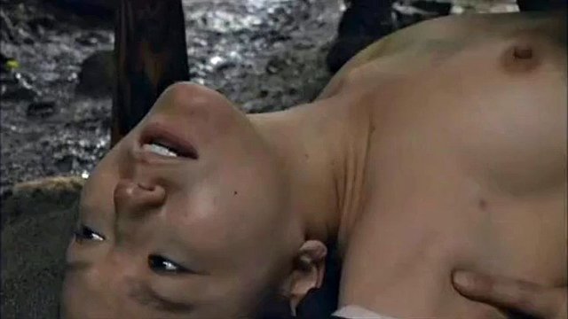 無助的日本女囚犯被綁起來操