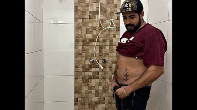 Chorreando semen, hombre barbudo con gorra solo en el baño divirtiéndose en la paja hasta correrse mucho - Rodrik Dick