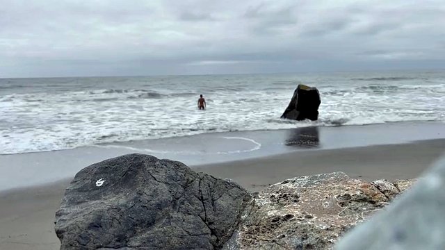 Nahá pláž na odlehlé pláži plavající se v oceánu nahá a já