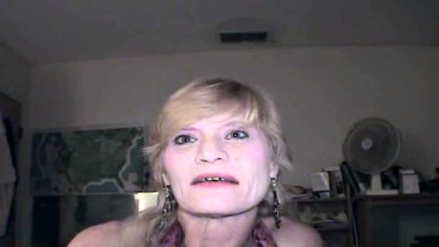 Ghetto Granny Bride Gammel mann Gremlin suger yngre skitten pikk!